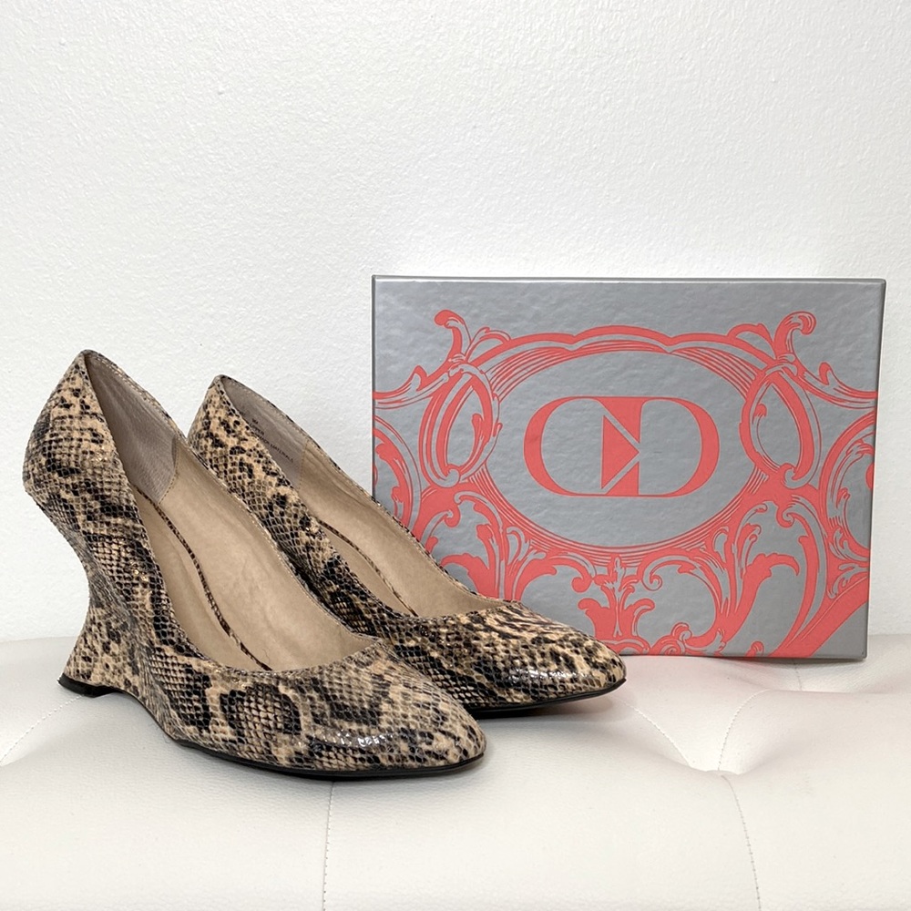 KELSI DAGGER SNAKE PRINT WEDGE HEEL PUMPS SIZE US 9